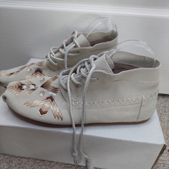 TOMS Embroidered Suede Leather Tribal Boots Size 10 - Picture 3 of 8